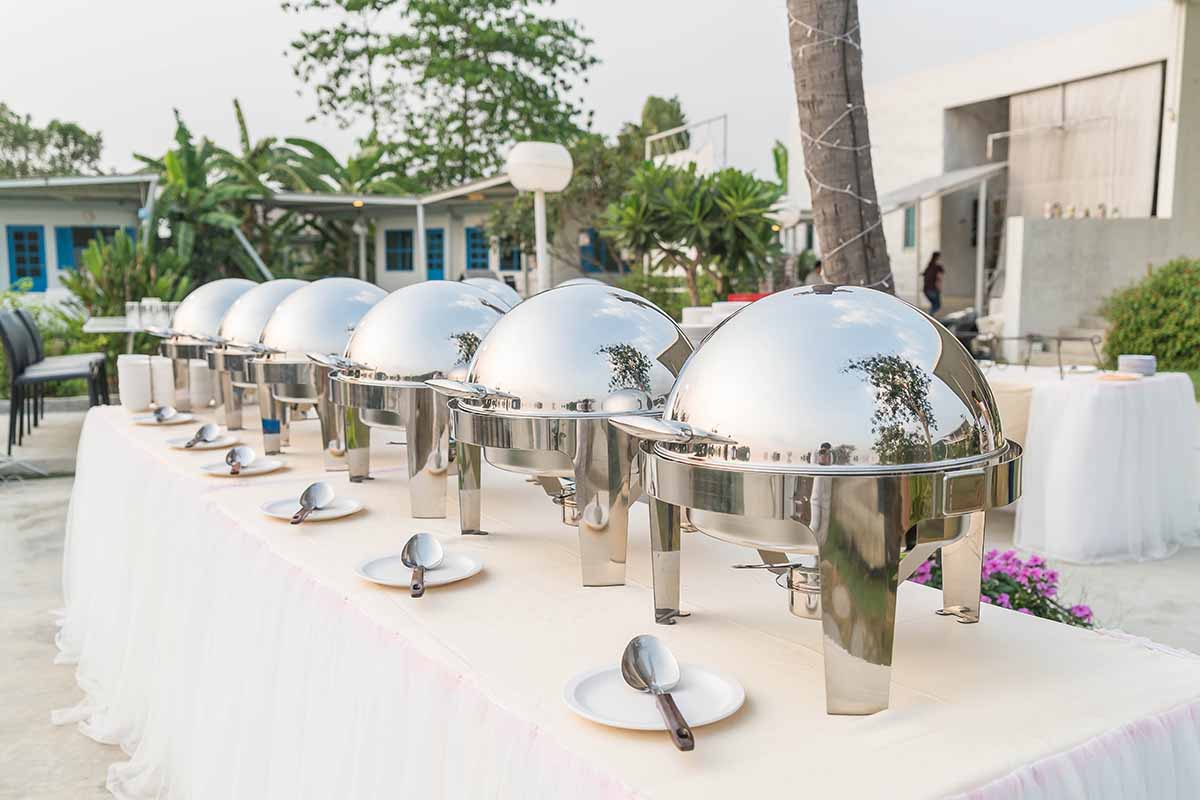 setting-the-outdoor-catering